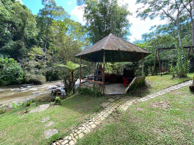 Lumiar Colonial Chalet: Riverside Retreat with Private Deck Exterior photo